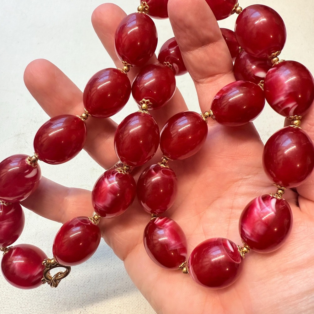 Vintage Chunky Beaded Necklace Cherry Red Lucite Marbled Swirl Beads 25" - Picture 3 of 5